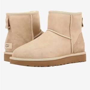 NWT UGG® Classic Mini II Signature mini boots Sand size 8
